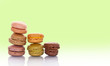 Macarons, fond vert