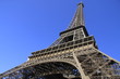 Tour Eiffel après la restauration sur le ciel bleu