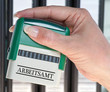 Arbeitsamt - Stempel mit Hand