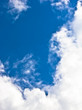 Nuages sur ciel bleu