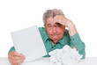Senior mit einem Haufen Arbeit