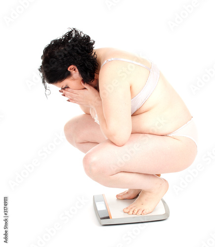 Foto: squats on scale young fat woman in underwear squats on scale young fat woman in underwear