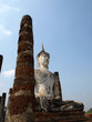 Statue de Bouddha à côté d'une colonne