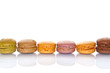 Macarons alignés, fond blanc
