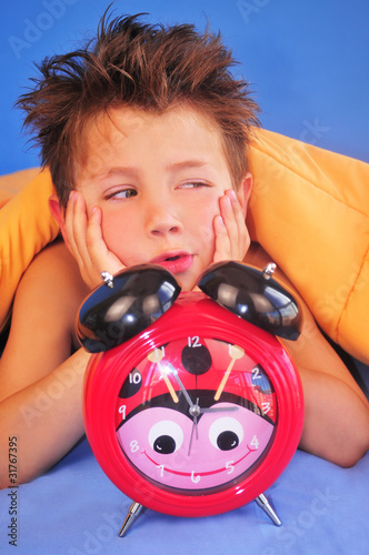 Foto: Kind mit Wecker Kind mit Wecker