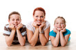 junge mutter mit zwei kindern