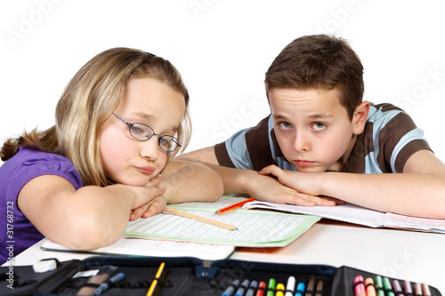 Foto: genervte kinder beim lernen genervte kinder beim lernen
