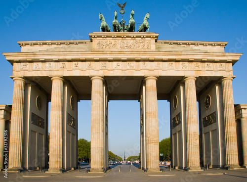 Photo: Brandenburger Tor in Berlin in the early morning Brandenburger Tor in Berlin in the early morning
