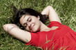 Photo: jeune femme couchée dans une prairie jeune femme couchée dans une prairie