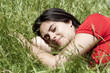 Photo: jeune femme rêverie dans l'herbe jeune femme rêverie dans l'herbe