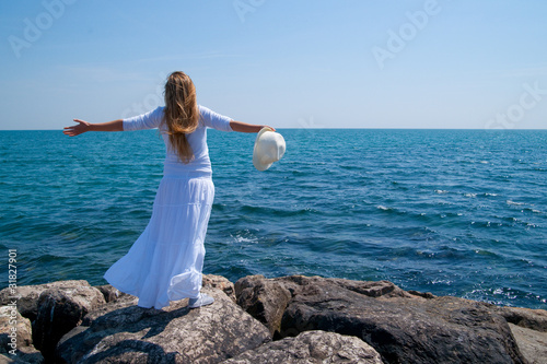 Photo: femme face à la mer femme face à la mer