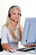 Frau mit Headset und Computer bei Hotline