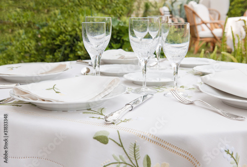 Photo: Table arangement for garden banquet Table arangement for garden banquet