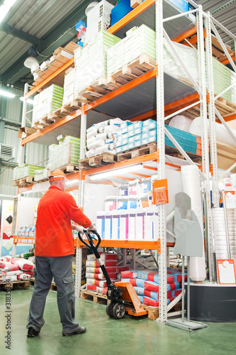 Photo: worker distribution in warehouse with forklift worker distribution in warehouse with forklift