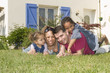 Foto: Famille devant la maison Famille devant la maison