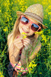 Enfant avec lunette de soleil