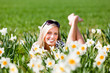 blonde junge frau zwischen osterglocken