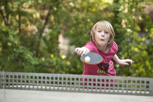 Photo: Junge spielt Tischtennis II Junge spielt Tischtennis II