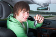 Junger Mann im Auto 487