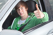 Junger Mann im Auto 515