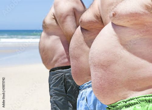 Foto: Close up of three obese fat men of the beach Close up of three obese fat men of the beach