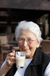 Foto: Nette alte Dame Portrait im Cafe trinkend 3 Nette alte Dame Portrait im Cafe trinkend 3