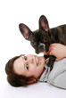 Junge Frau mit Französischer Bulldogge