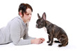 Junge Frau mit Französischer Bulldogge