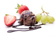 Schokoladeneis mit Erdbeeren und Trauben