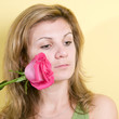 Foto: Beautiful young girl with pink rose on yellow background Beautiful young girl with pink rose on yellow background