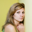 Foto: Beautiful young girl leaned to the yellow wall Beautiful young girl leaned to the yellow wall