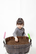 写真: 種をまく女の子点 種をまく女の子