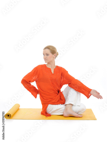 Foto: series or yoga photos. young woman doing yoga pose on yellow pil series or yoga photos. young woman doing yoga pose on yellow pil
