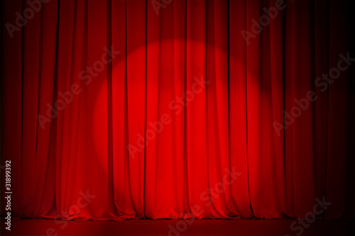 Foto: theatre red curtain with spotlight theatre red curtain with spotlight