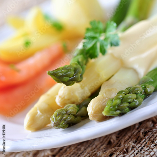 Foto: grüner und weißer spargel grüner und weißer spargel
