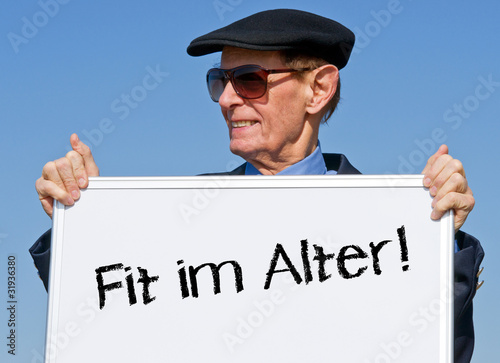 Foto: Fit im Alter ! - Rentner mit Schild Fit im Alter ! - Rentner mit Schild