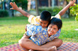 Foto: Mother and son play in a park Mother and son play in a park