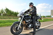 Biker lachend auf  Motorrad