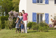 Famille devant la maison Famille devant la maison