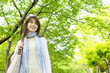 新緑の中の女性