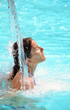 Jeune femme sous une cascade
