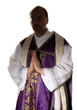 Foto: katholischer Priester beim Beten katholischer Priester beim Beten
