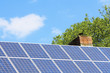 Hausdach mit Solarpanelen, Ausschnitt