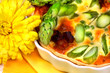 Herzhafte Spargeltarte mit Ringelblumen