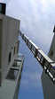 leiter an einem gebäude