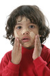 pansements sur le visage d'un enfant