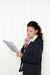 Unternehmerin liest einen Brief