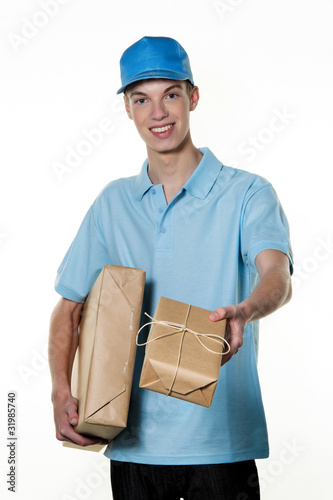 Foto: Junger Mann von Botendienst bringt Paket Junger Mann von Botendienst bringt Paket