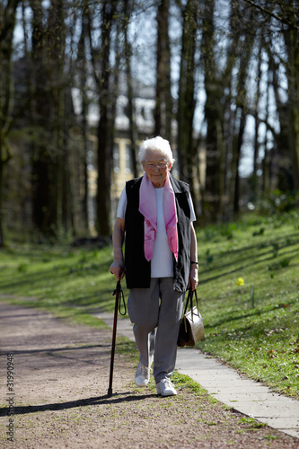 Foto: Nette alte Dame laufend 13 Nette alte Dame laufend 13