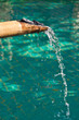 Fontaine zen en bambou, eau turquoise Fontaine zen en bambou, eau turquoise